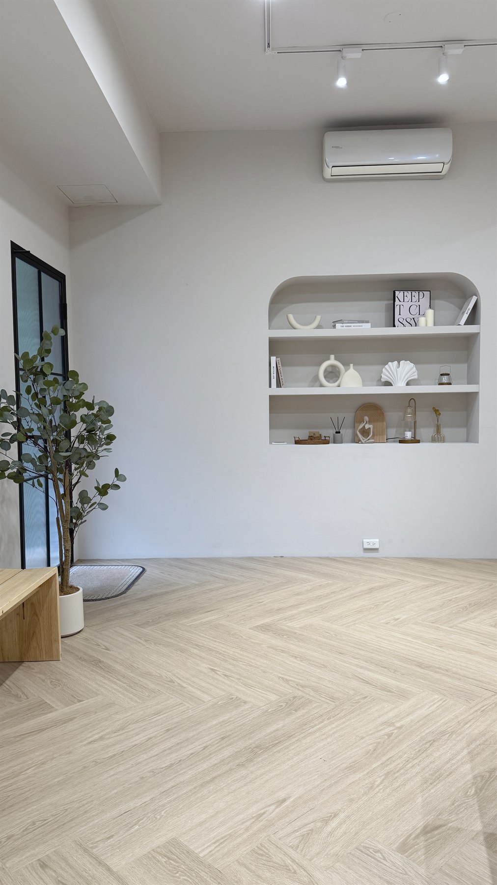 MaiRoom 空間一景：柔霧紗簾與木質座椅