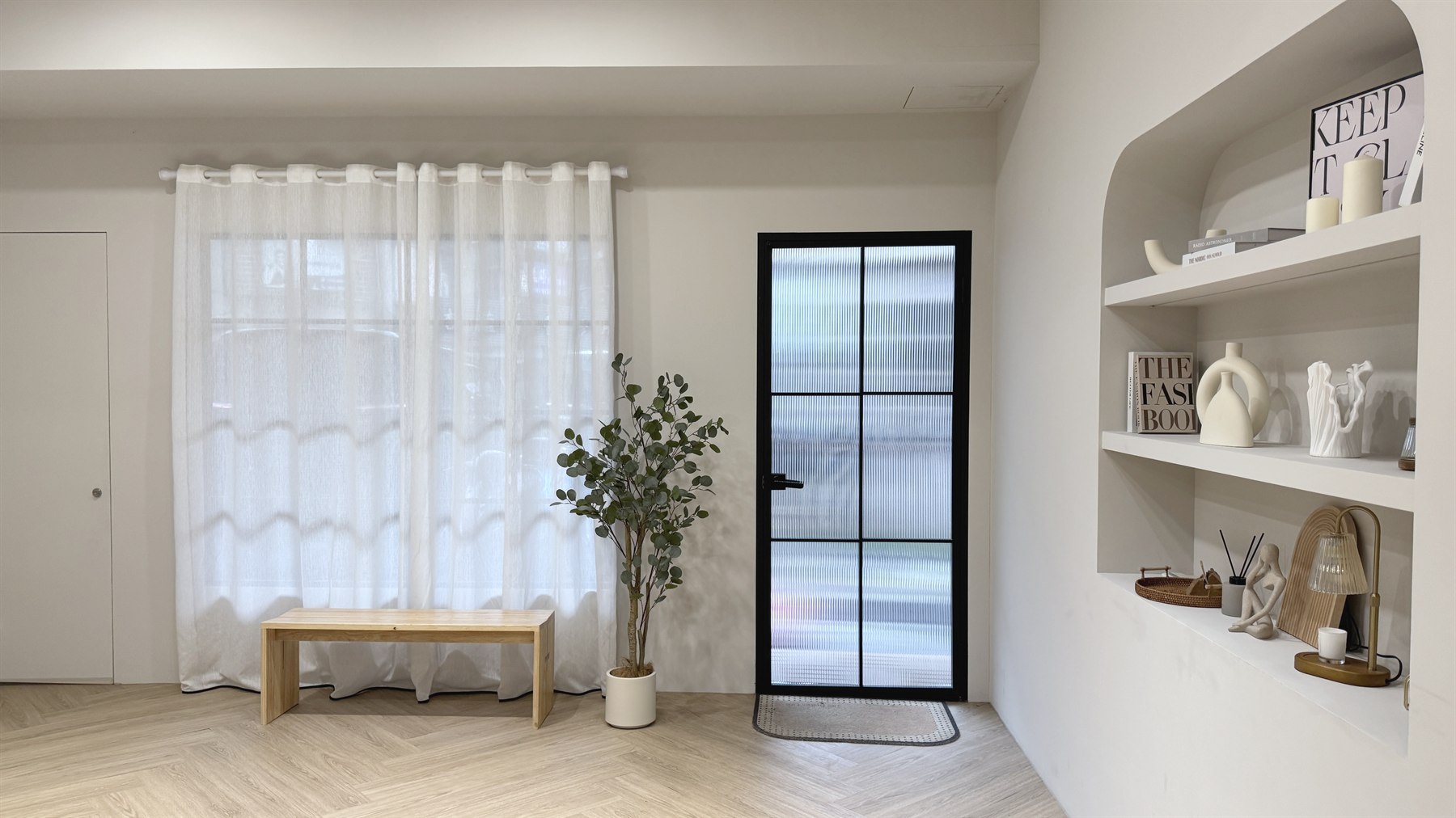 MaiRoom 空間一景：落地紗簾與木質長凳